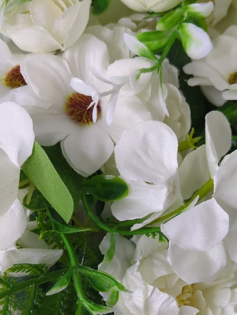White Floral Wreath Home Accent Plastic 9